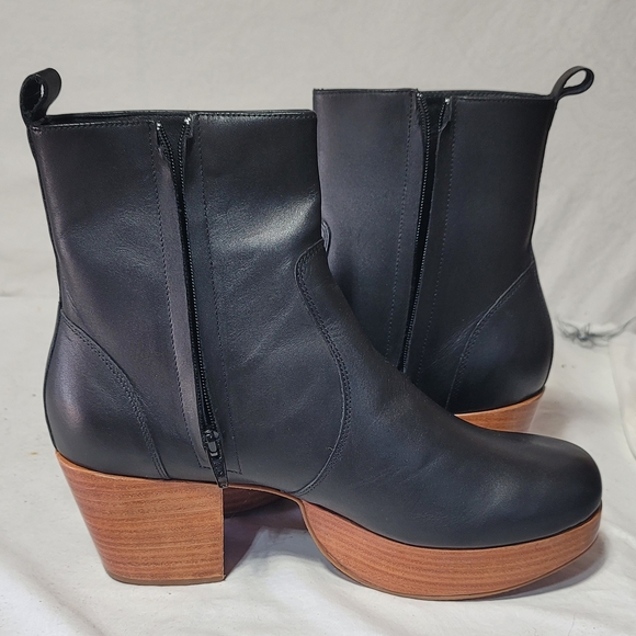 Chic Black Leather Heeled Boots - Picture 2 of 6